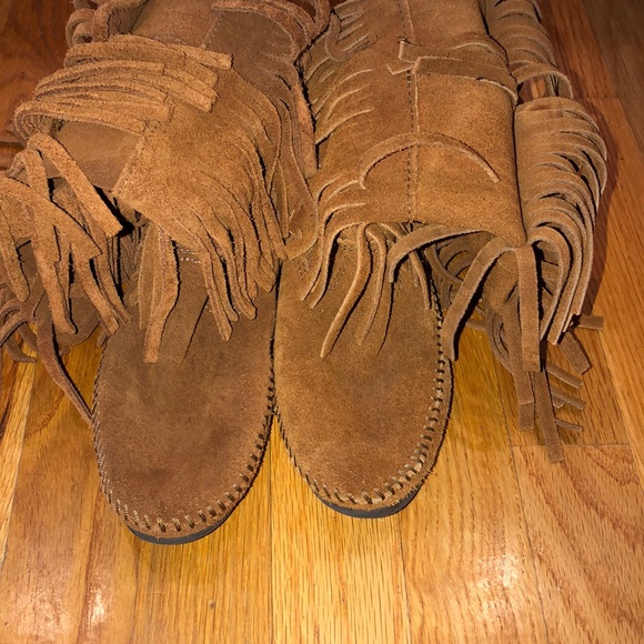 Women’s size 5 Minnetonka Fringe boots - Picture 4 of 6
